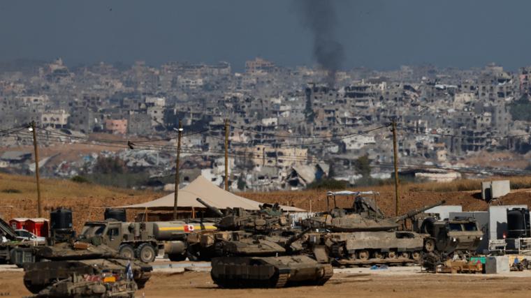 Tanques israelíes ubicados en la frontera con la franja de Gaza