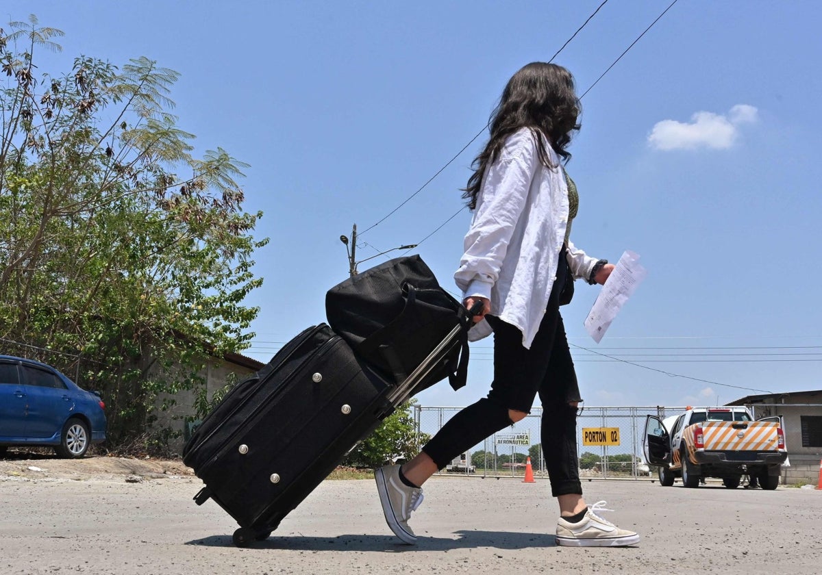 Una joven sale del aeropuerto Ramón Villeda Morales, adonde llegó autodeportada desde Estados Unidos, en San Pedro Sula, a 180 km al norte de Tegucigalpa