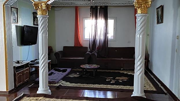 Imagen antes - La casa de tres plantas de la familia de Martín Awour, reducida a escombros tras los bombardeos israelíes