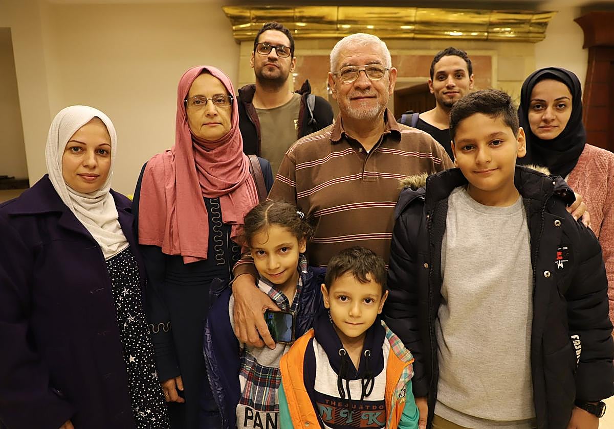 El doctor El Sousi junto a su familia, evacuados de Gaza, viven en el municipio sevillano de Pilas