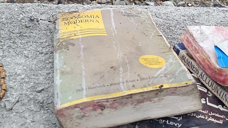 Un libro titulado 'Economía moderna', parte de la biblioteca de Martín