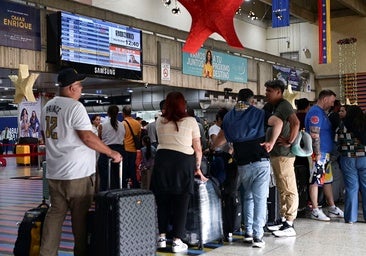 Los venezolanos votan con billetes de avión