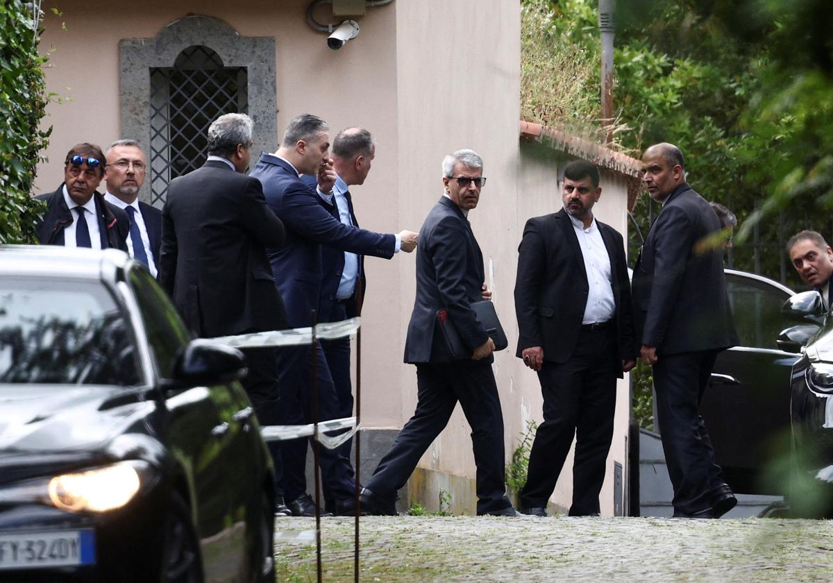 Miembros de la delegación iraní abandonan la embajada de Omán, donde se celebra la quinta ronda de conversaciones entre Estados Unidos e Irán, en Roma.