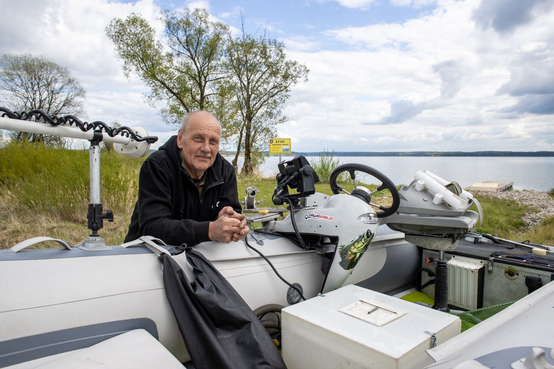 Brunus, de 61 años, vive con calma cerca de Rusia