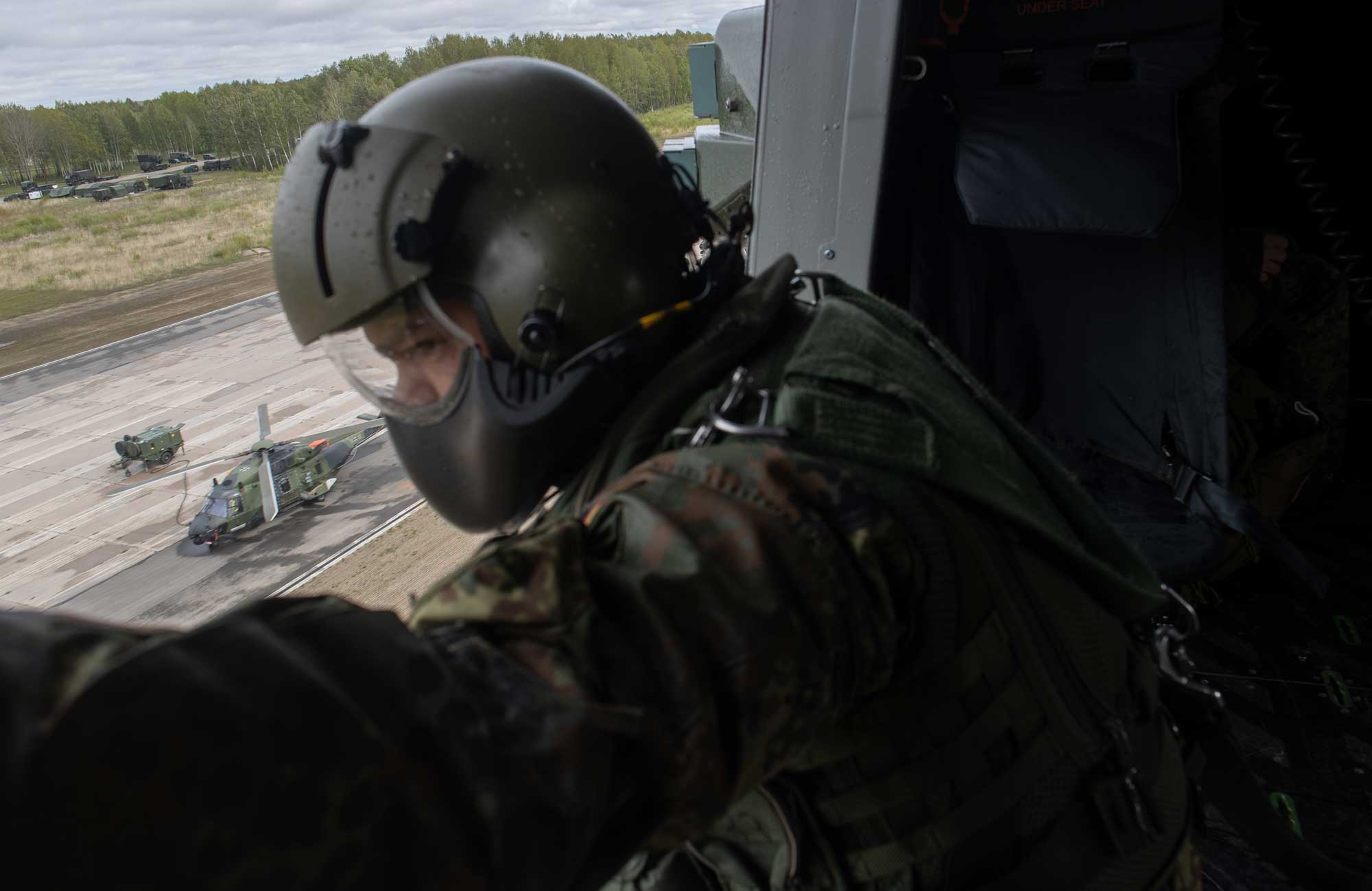 Un soldado alemán observa desde las alturas los campos de entrenamiento en Lituania