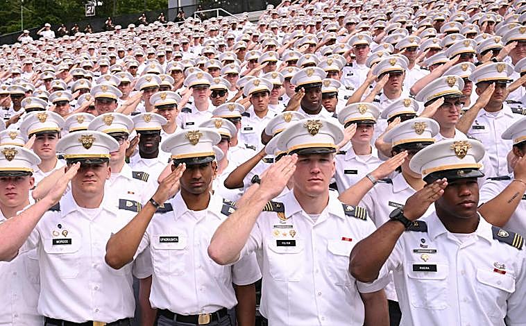 Imagen principal - En la primera foto: soldados del Ejército de EE.UU. en la ceremonia de graduación en la Academia Militar de West Point. En la segunda, Trump posa junto a una cadete. El presidente estadounidense asiste al acto de graduación