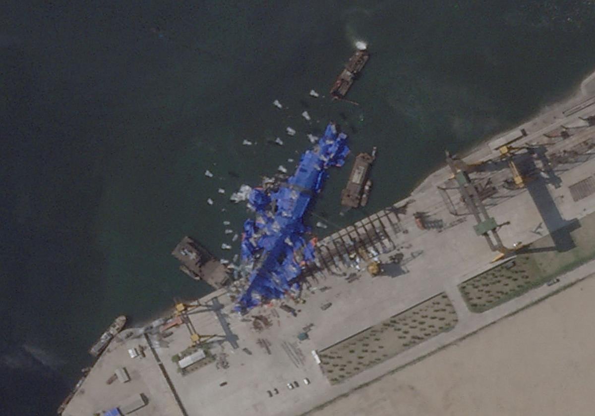 Imagen satelital del barco cubierto por una lona tras el accidente.