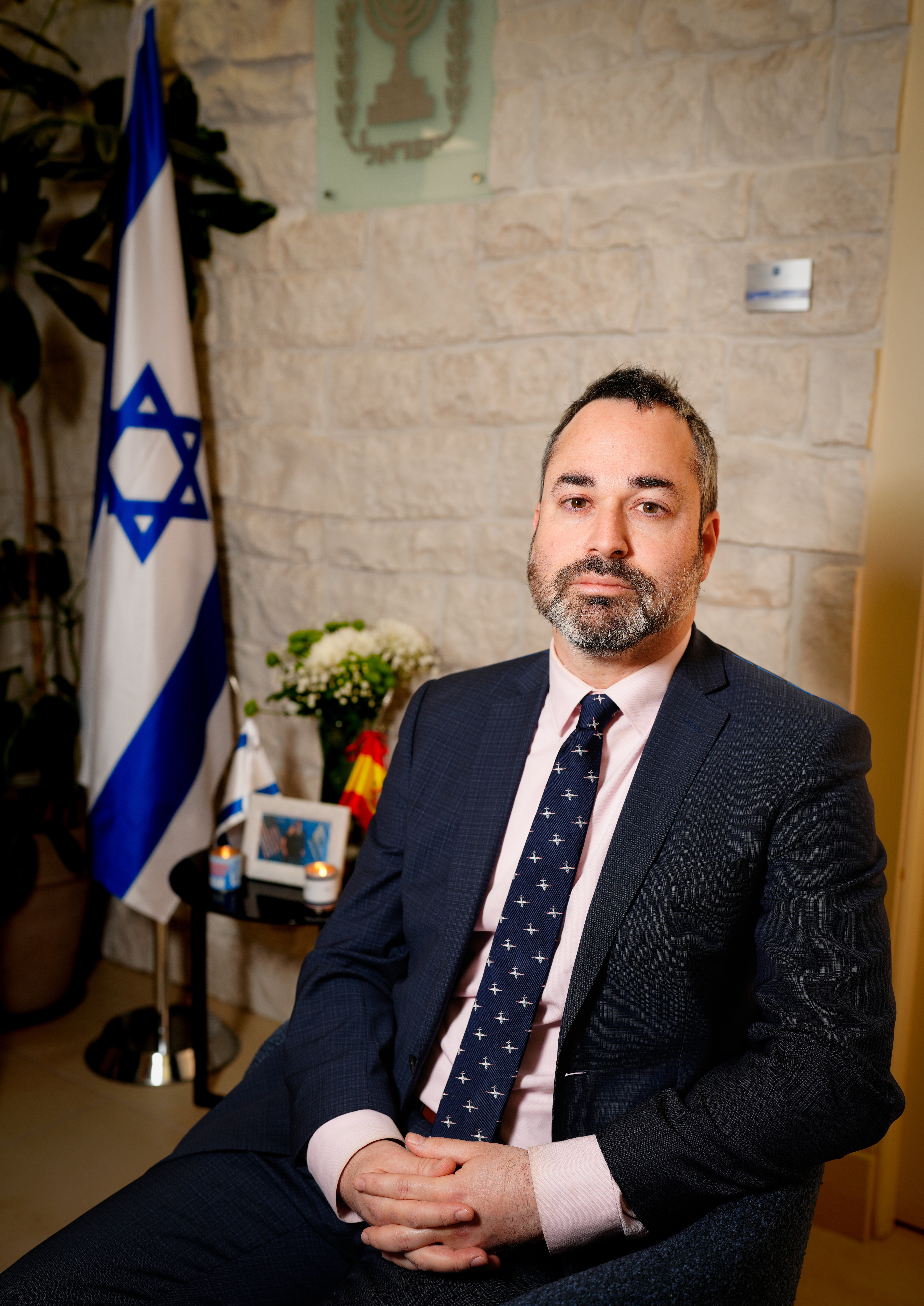 Dan Poraz, ante el retrato iluminado con velas de los dos funcionarios de la Embajada israelí en Washington asesinados la semana pasada