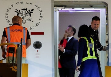 Macron atribuye a una broma el guantazo de su esposa Brigitte