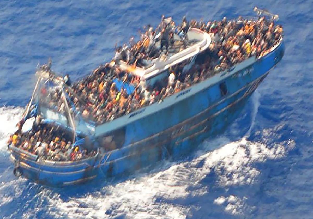 Unos 750 inmigrantes viajaban a bordo de un barco pesquero en las aguas de la costa del Peloponeso de Grecia