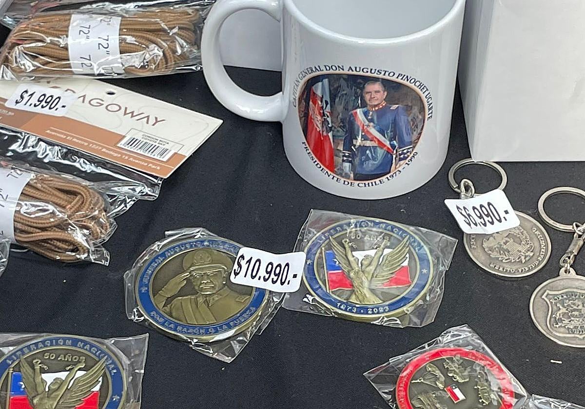 Souvenirs del exdictador chileno Augusto Pinochet