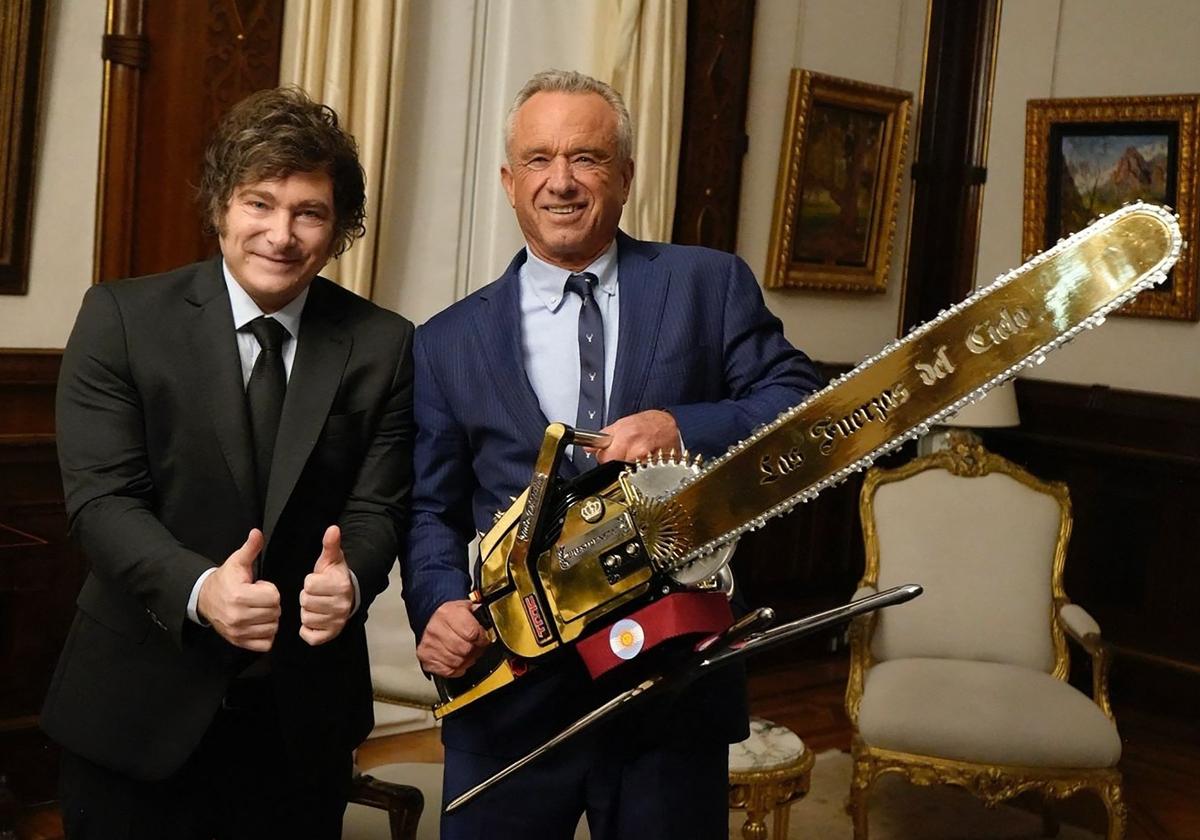 El presidente de Argentina, Javier Milei, le regala a Robert Kennedy Jr., secretario de Sanidad de EE.UU., una motosierra durante su visita