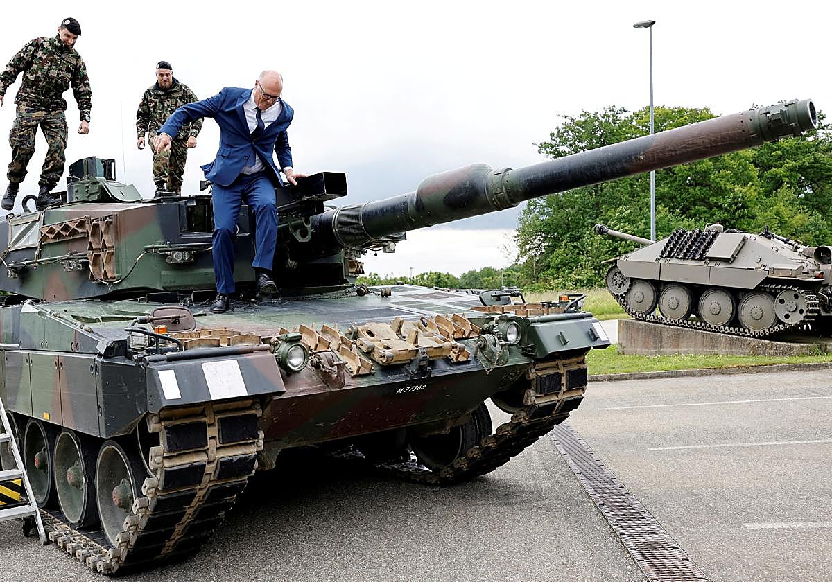 El ministro de Defensa suizo, Martin Pfister, en uno de los tanques Leopard 2, recién comprados por el país