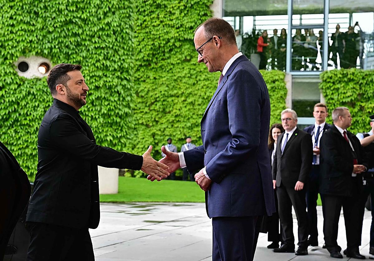 El presidente ucraniano, Volodímir Zelenski, visita a su par alemán, Friedrich Merz, en Berlín