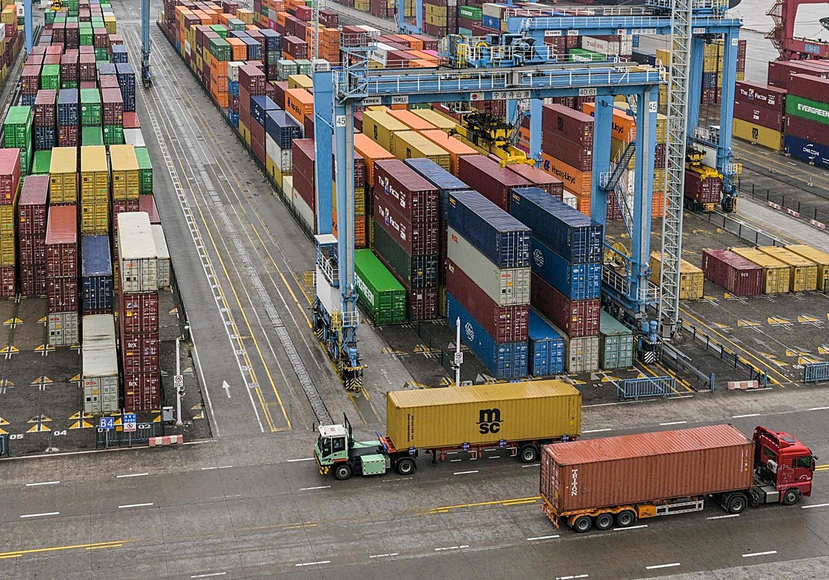 Camiones trasladan contenedores en el puerto de Zhoushan, en Ningbo, en la provincia oriental china de Zhejiang