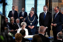 El Rey aboga por «desarrollar el poder duro» de Europa en defensa en el premio Carlomagno a Von der Leyen