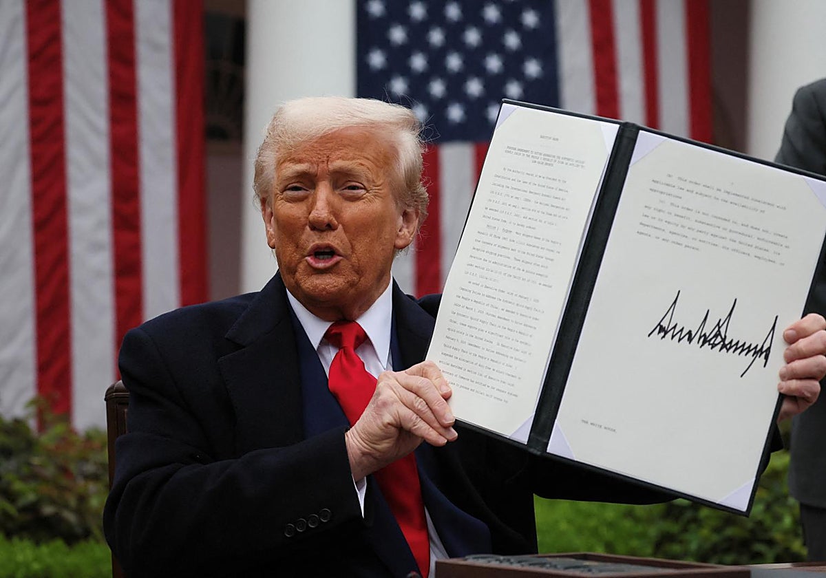 Trump muestra el 2 de abril la orden ejecutiva firmada imponiendo aranceles