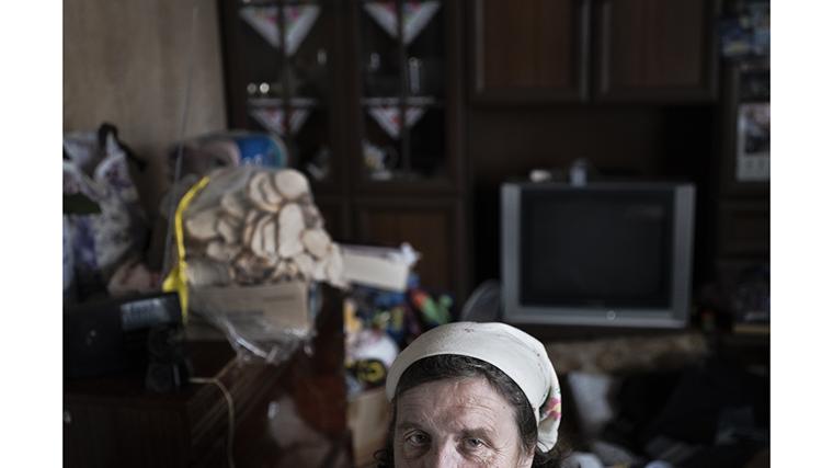 Járkiv, Ucrania. Una mujer permanece en el interior de su vivienda parcialmente destruida por un ataque ruso. La supervivencia en la zona dependía en gran medida del apoyo de organizaciones locales e internacionales financiadas por Usaid, cuyo cese ha dejado a miles de personas sin asistencia básica