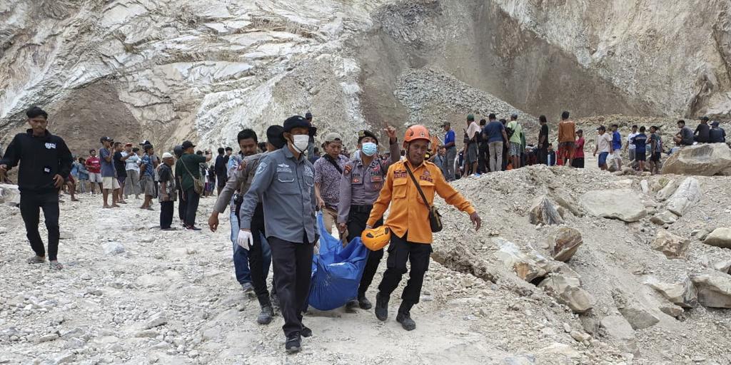 Al menos diez muertos y decenas de atrapados al colapsar una mina en Indonesia