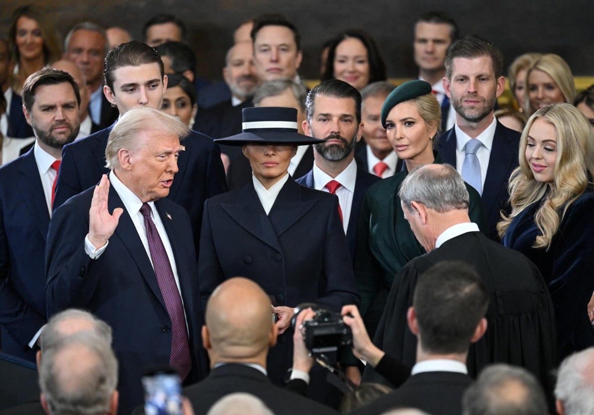 Trump jura el cargo como presidente de EE.UU. por segunda vez el 20 de enero de 2025, rodeado de su mujer y de sus hijos