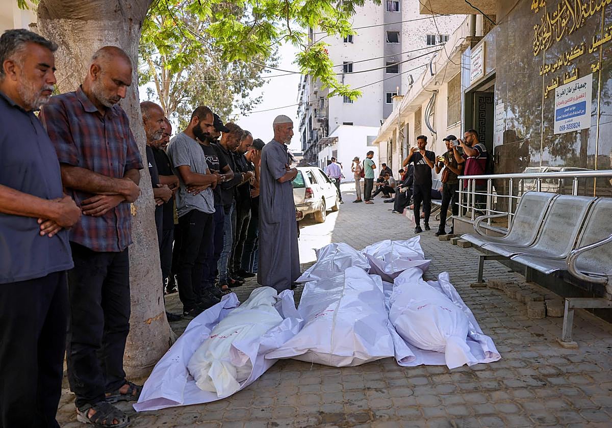 Rezos por la muerte de varios miembros de una misma familia en Al-Shifa.