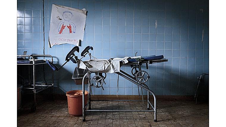 Zona rural del Kivu del Norte, República Democrática del Congo. Un paritorio de una clínica maternoinfantil que proporcionaba condiciones mínimas de seguridad para los partos en áreas remotas. La financiación internacional, incluida la de Usaid, permitía mantener este servicio. La retirada de apoyo ha dejado a muchas comunidades sin cobertura sanitaria básica