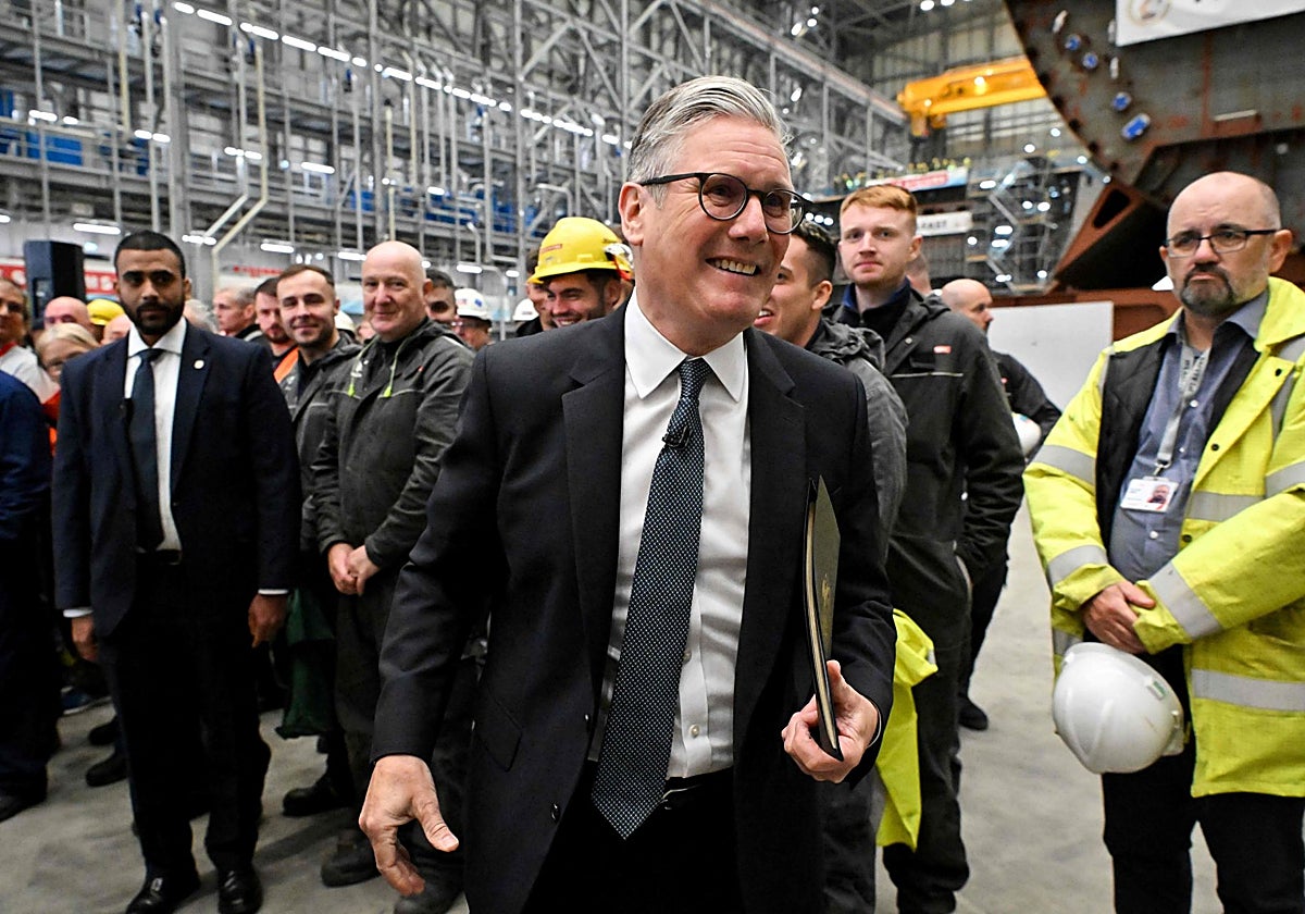 Uno de los puntos más debatidos de la estrategia es el compromiso presupuestario de alcanzar el 3% del PIB en gasto militar. Starmer se ha negado a ofrecer una fecha concreta para alcanzar esa meta