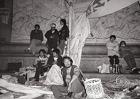 Imagen secundaria 1 - Dos imágenes de la revuelta de Tiananmen, tomadas por el escritor, que actualmente vive en Londres