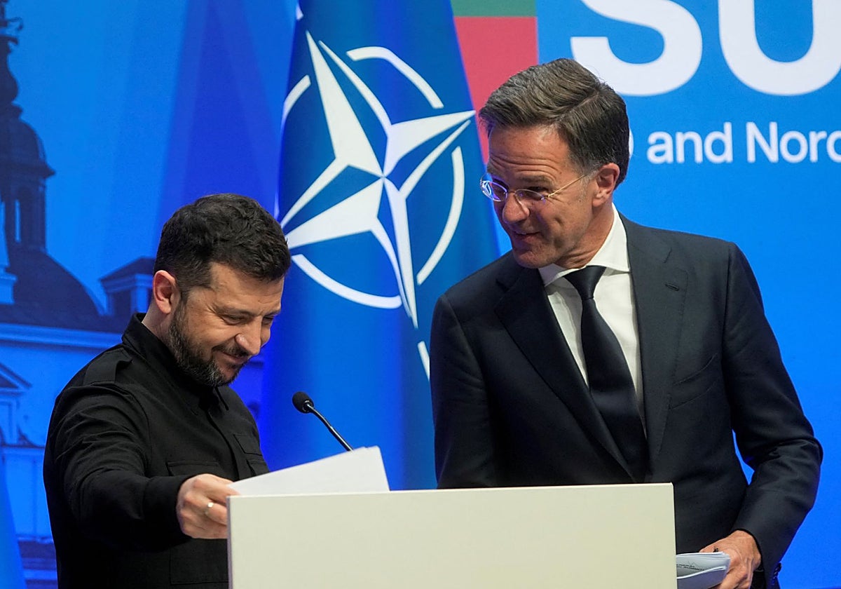 Rutte y Zelenski, asisten a una conferencia de prensa el día de la reunión de los Nueve de Bucarest (B9) de la OTAN, en Vilna, Lituania