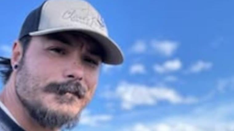 Travis Decker, padre de las niñas y exmilitar.