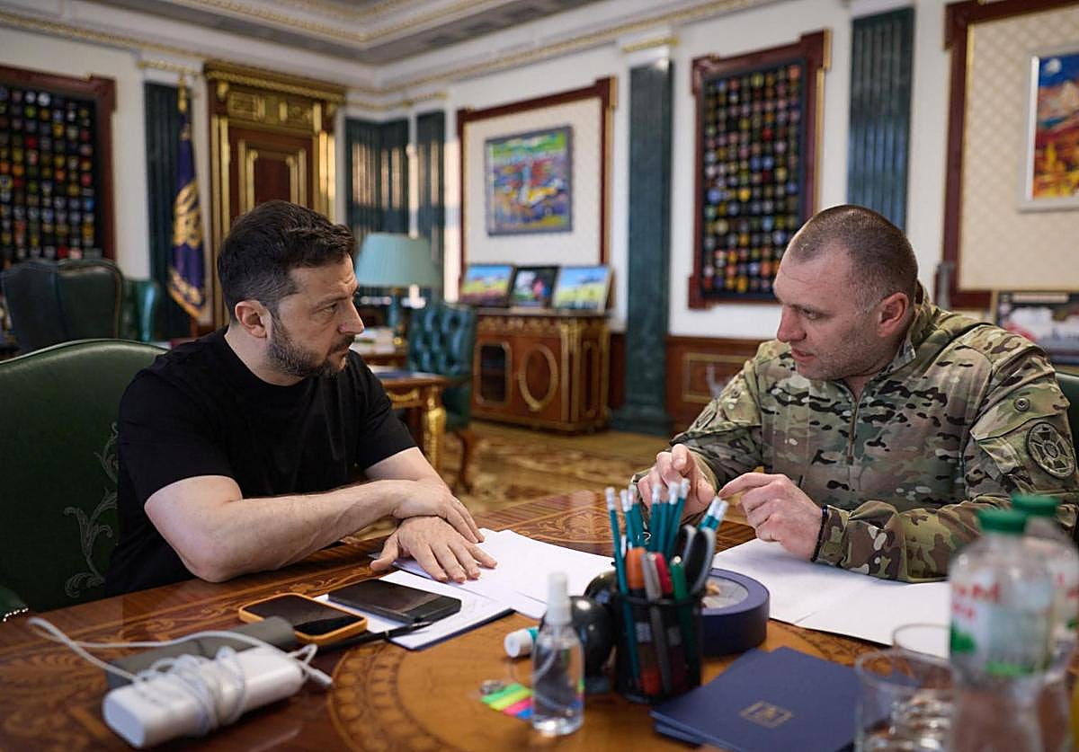El presidente de Ucrania, Volodymyr Zelenskiy, y el jefe del Servicio de Seguridad de Ucrania, Vasyl Maliuk, durante una reunión