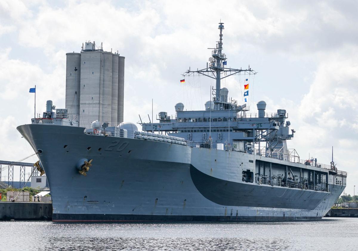 El USS Mount Whitney, amarrado en Rostock