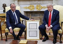 El canciller alemán le regala a Trump el certificado de nacimiento de su abuelo