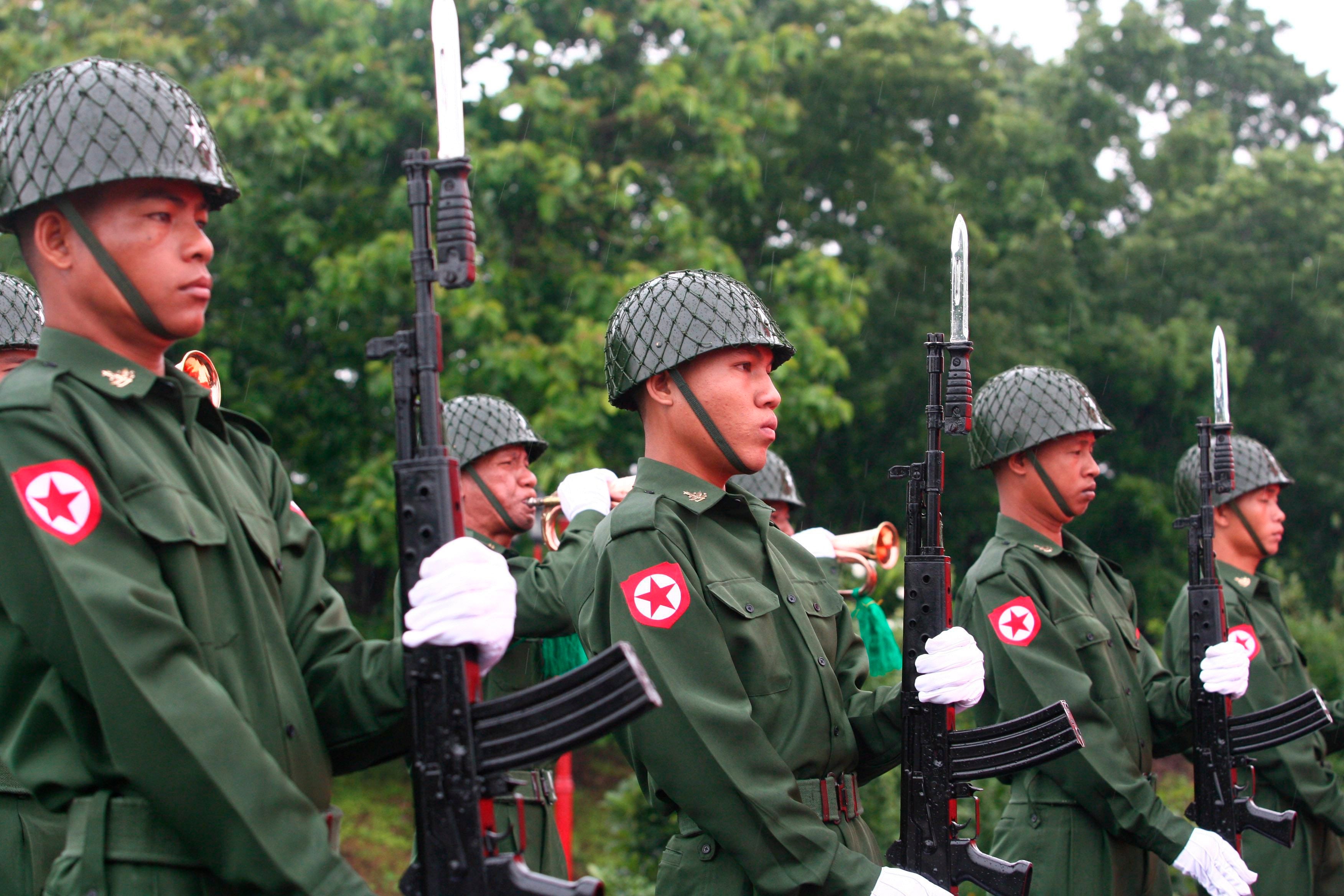 Soldados birmanos en guardia