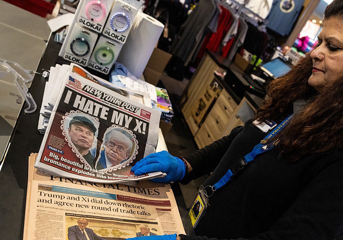 La portada de un periódico con el presidente de los Estados Unidos, Donald Trump, y Elon Musk