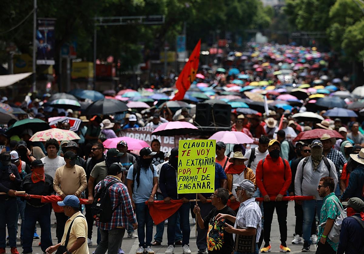 Miembros de la Coordinadora Nacional de Trabajadores de la Educación (CNTE) marchan durante una protesta contra el Gobierno