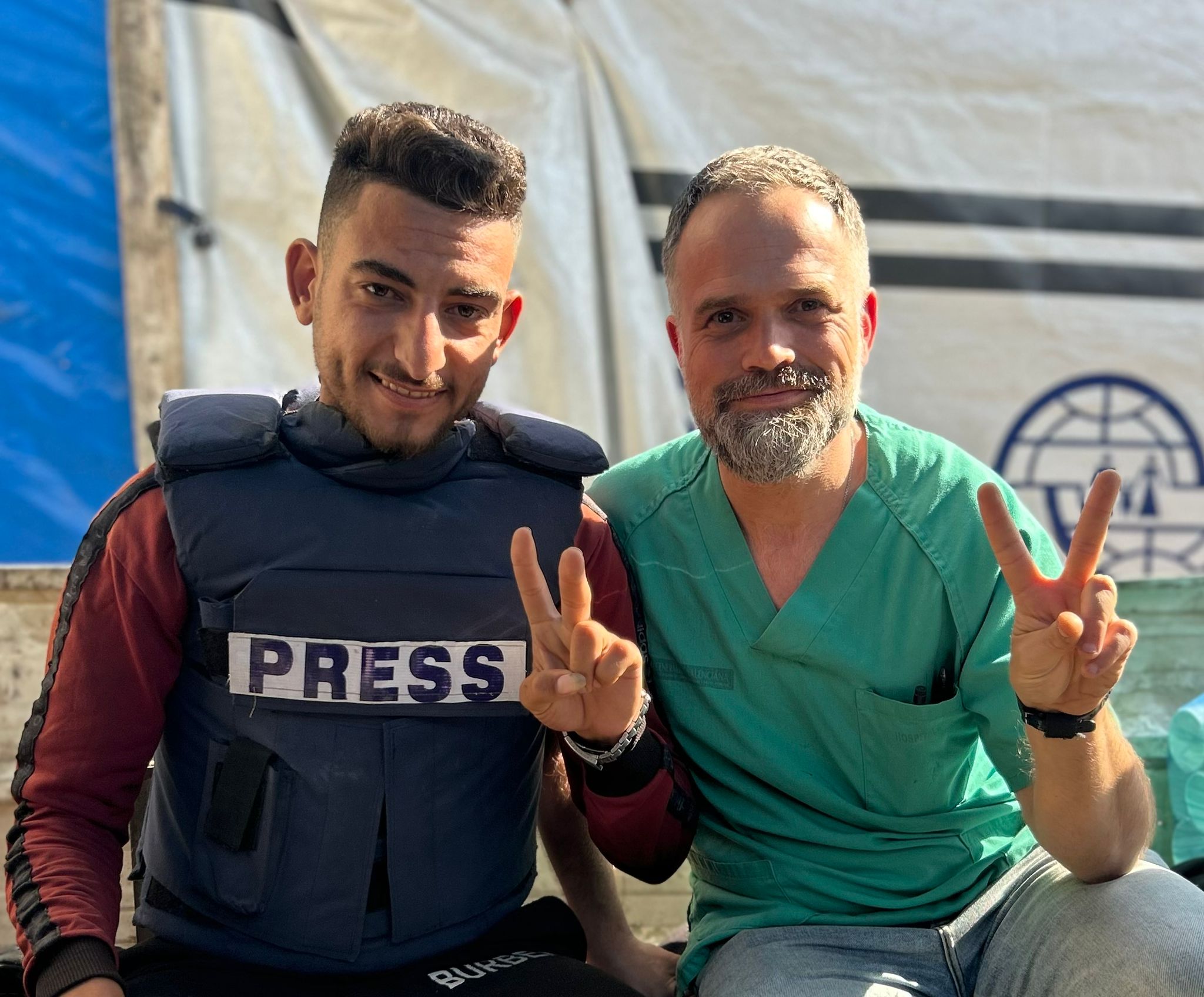 El periodista palestinos, Bader Tabash junto al anestesista español, Raúl Incertis
