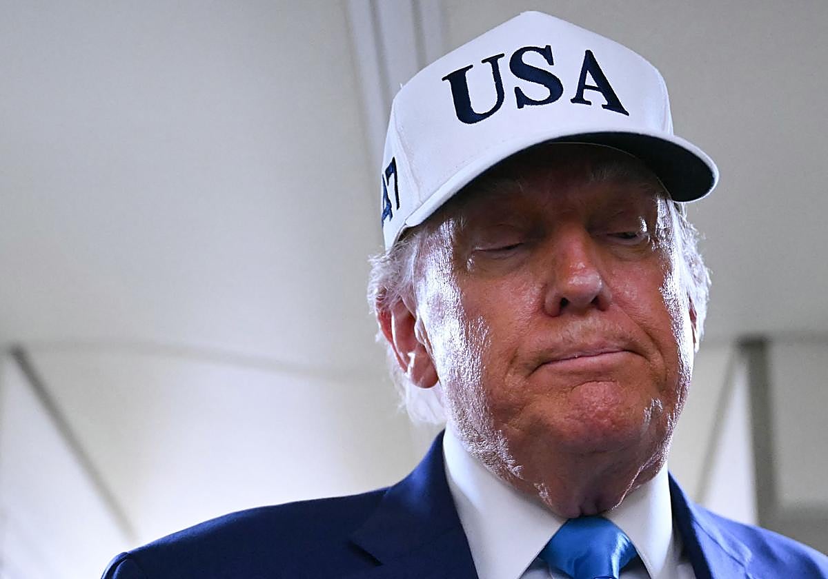 Donald Trump habla este viernes con periodistas en el Air Force One