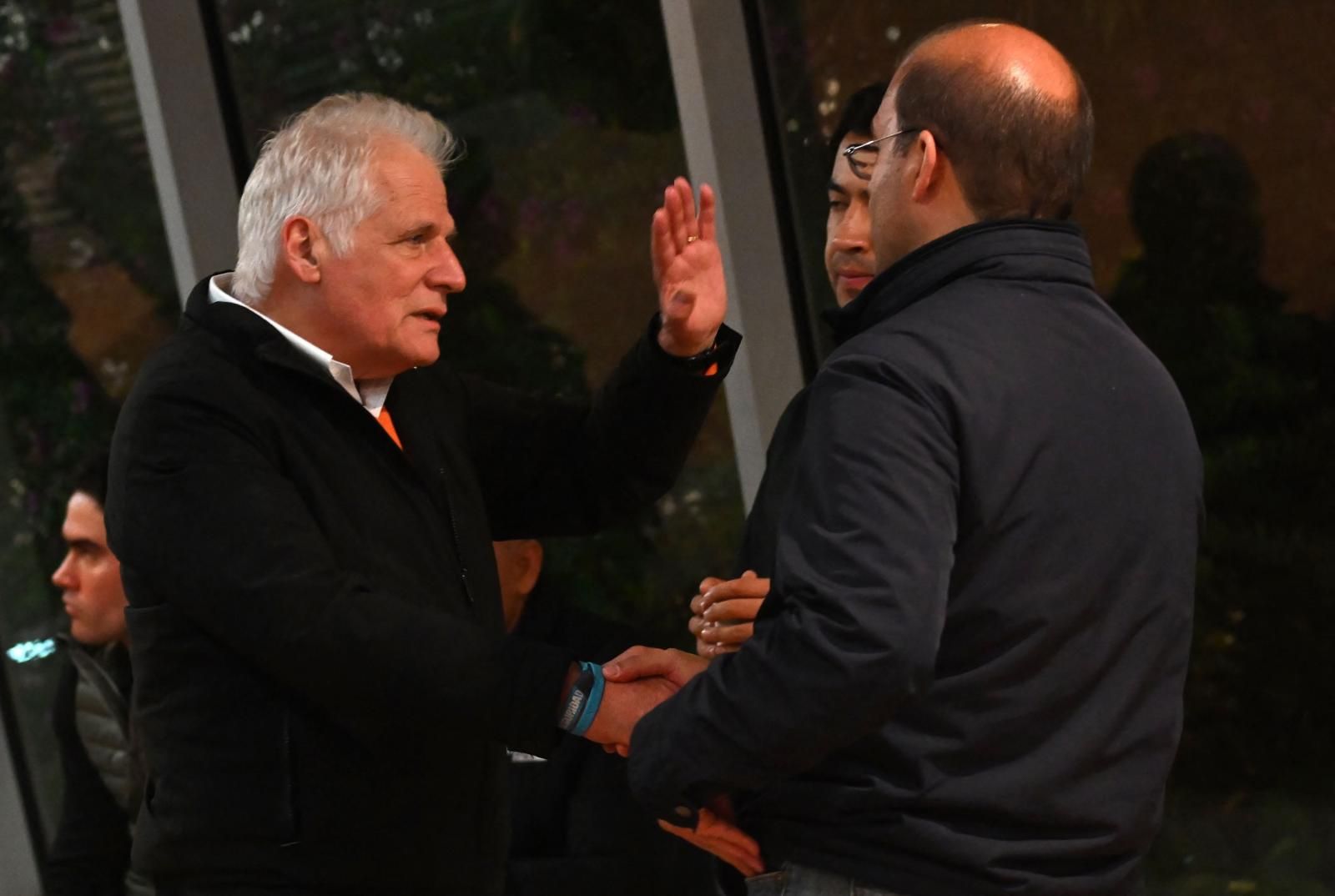 Miguel Uribe Londono, padre del senador Miguel Uribe Turbay, gesticula mientras espera recibir noticias sobre el estado de salud de su hijo tras ser herido de bala en Bogotá.