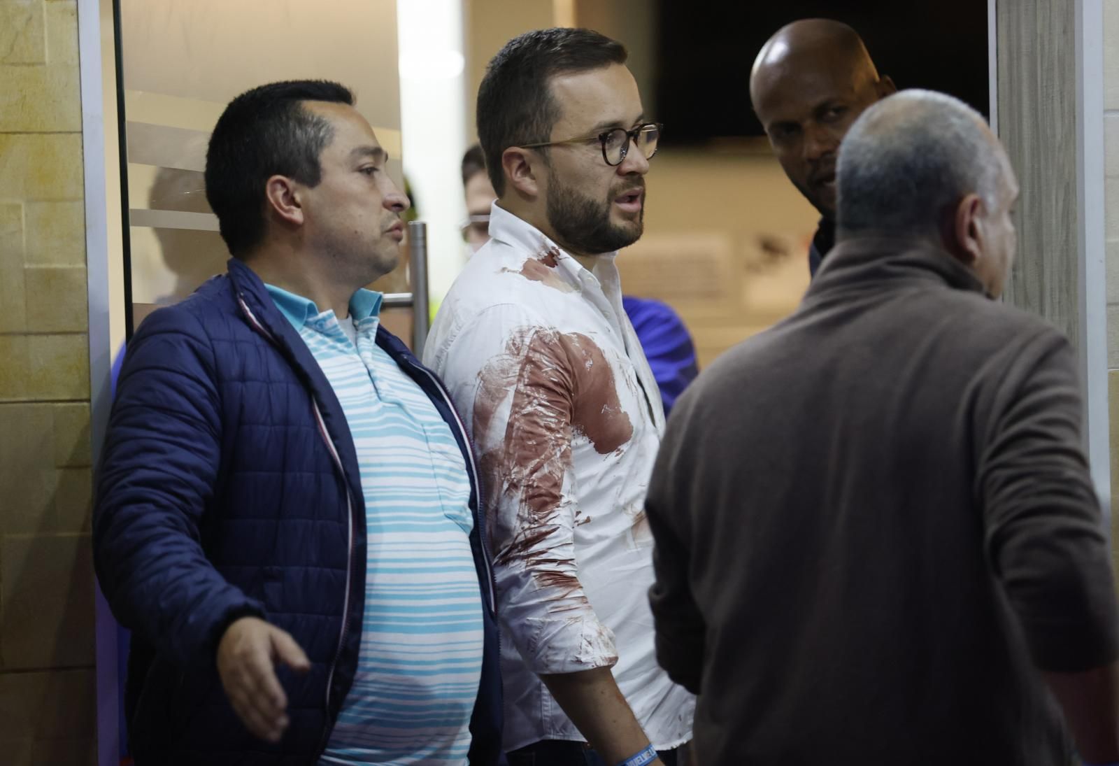 El concejal Andrés Barrios habla desde el interior de la Clínica Medicentro donde es atendido el senador Miguel Uribe Turbay.