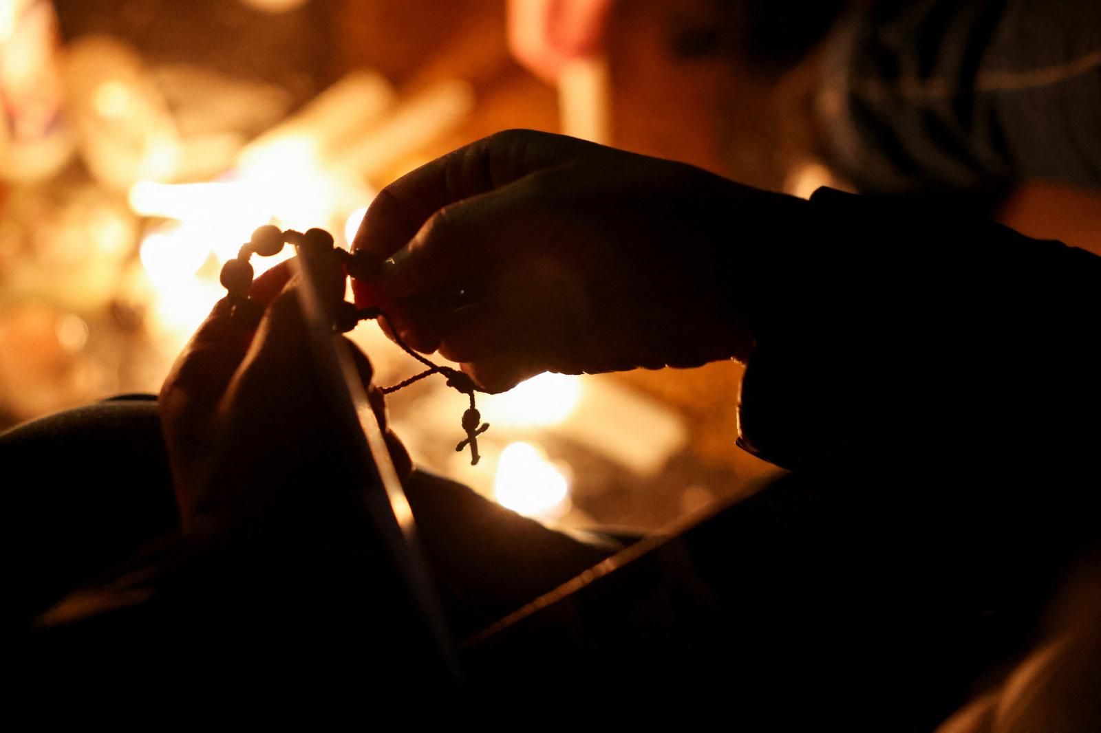 Una persona reza a las puertas del hospital Fundación Santa Fe, donde el senador colombiano Miguel Uribe Turbay, del partido opositor Centro Democrático, fue trasladado desde otro hospital.