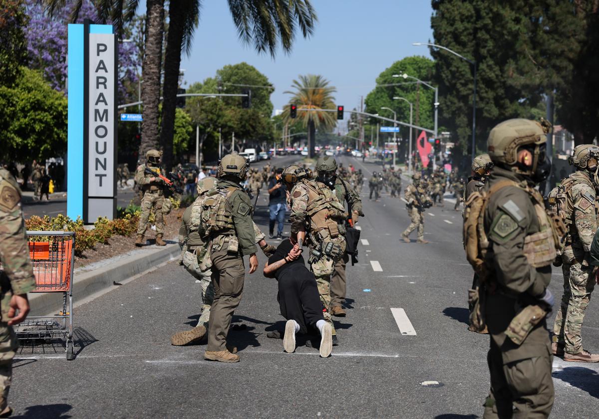 Manifestantes y agentes federales se enfrentan tras una redada contra migrantes indocumentados en Paramount, Los Ángeles