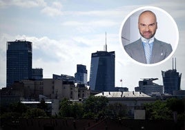Una bandera nacional polaca ondea en la azotea del Palacio Presidencial, frente a los rascacielos de Varsovia. Al lado, el empresario polaco de 48 años