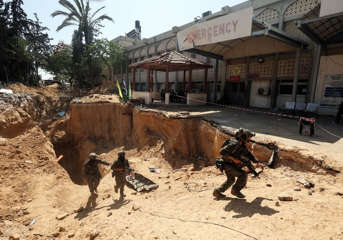 Soldados israelíes salen de un túnel debajo del Hospital Europeo en Jan Yunis , en la Franja de Gaza.