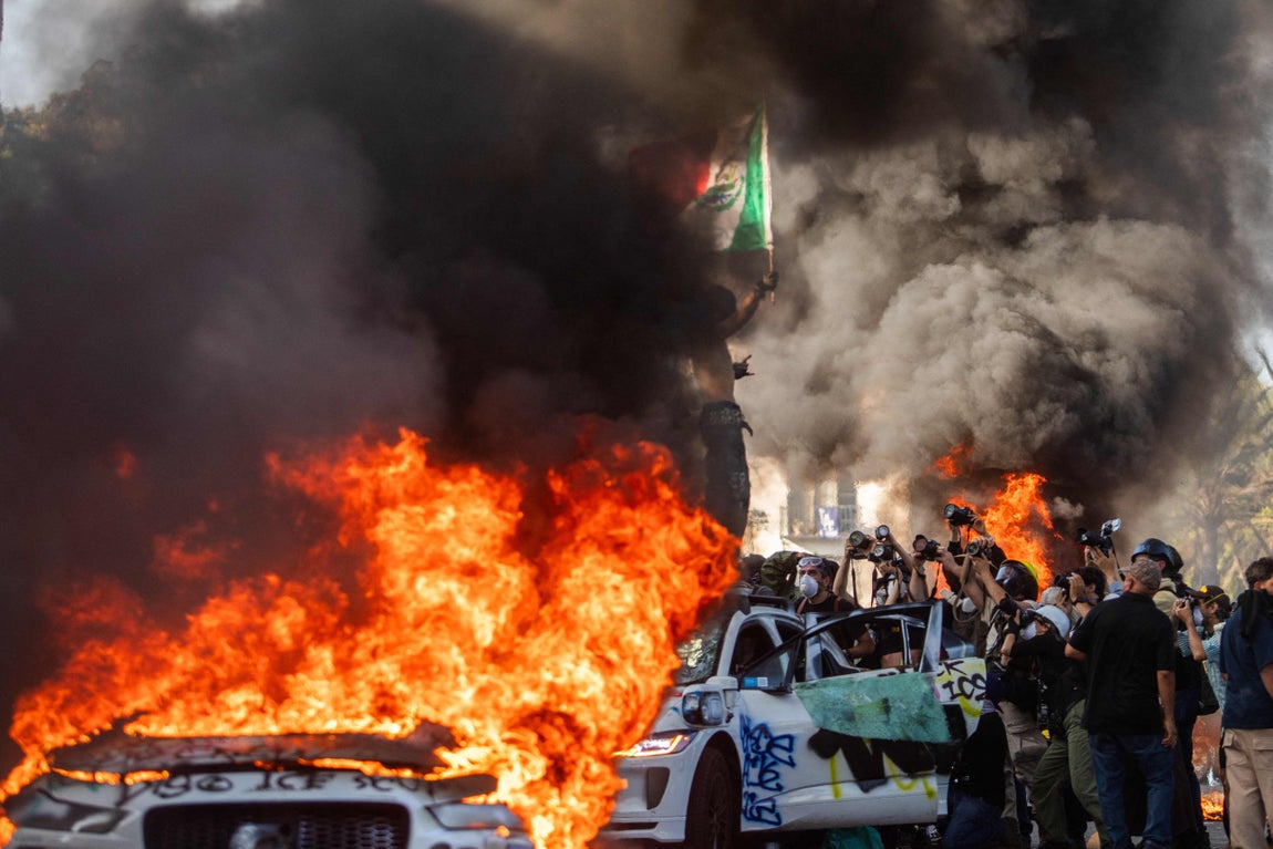 Coches quemados durante los ataques en Los Ángeles.