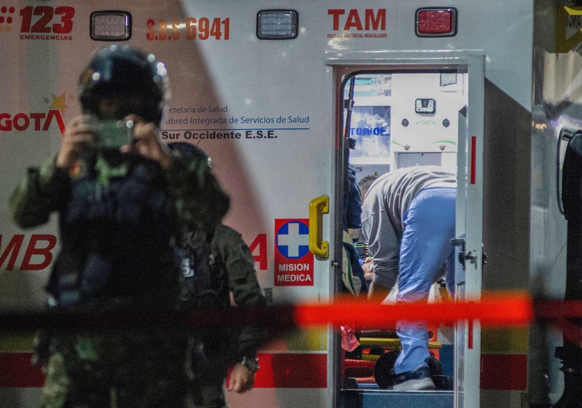 Los servicios de emergencia atienden a Uribe tras el disparo