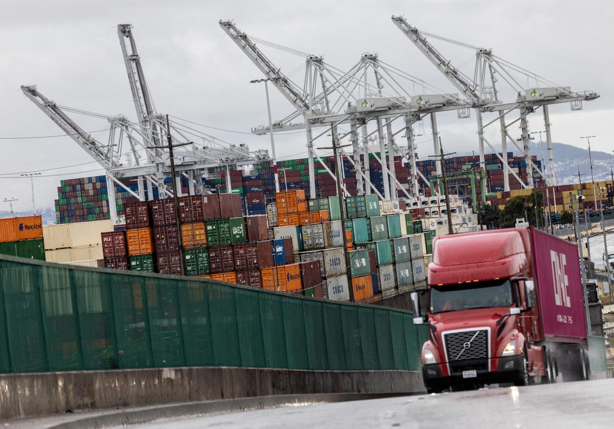 Contenedores de envío en el puerto de Oakland, mientras continúan las tensiones comerciales por los aranceles de Estados Unidos con China