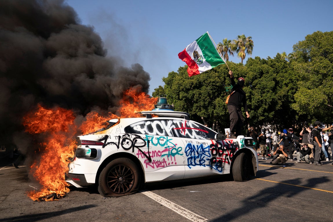 Un coche quemado durante las revueltas en California.
