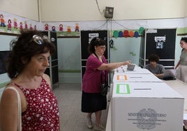 Dura derrota de la izquierda italiana en los cinco referéndums, todos nulos por la baja participación