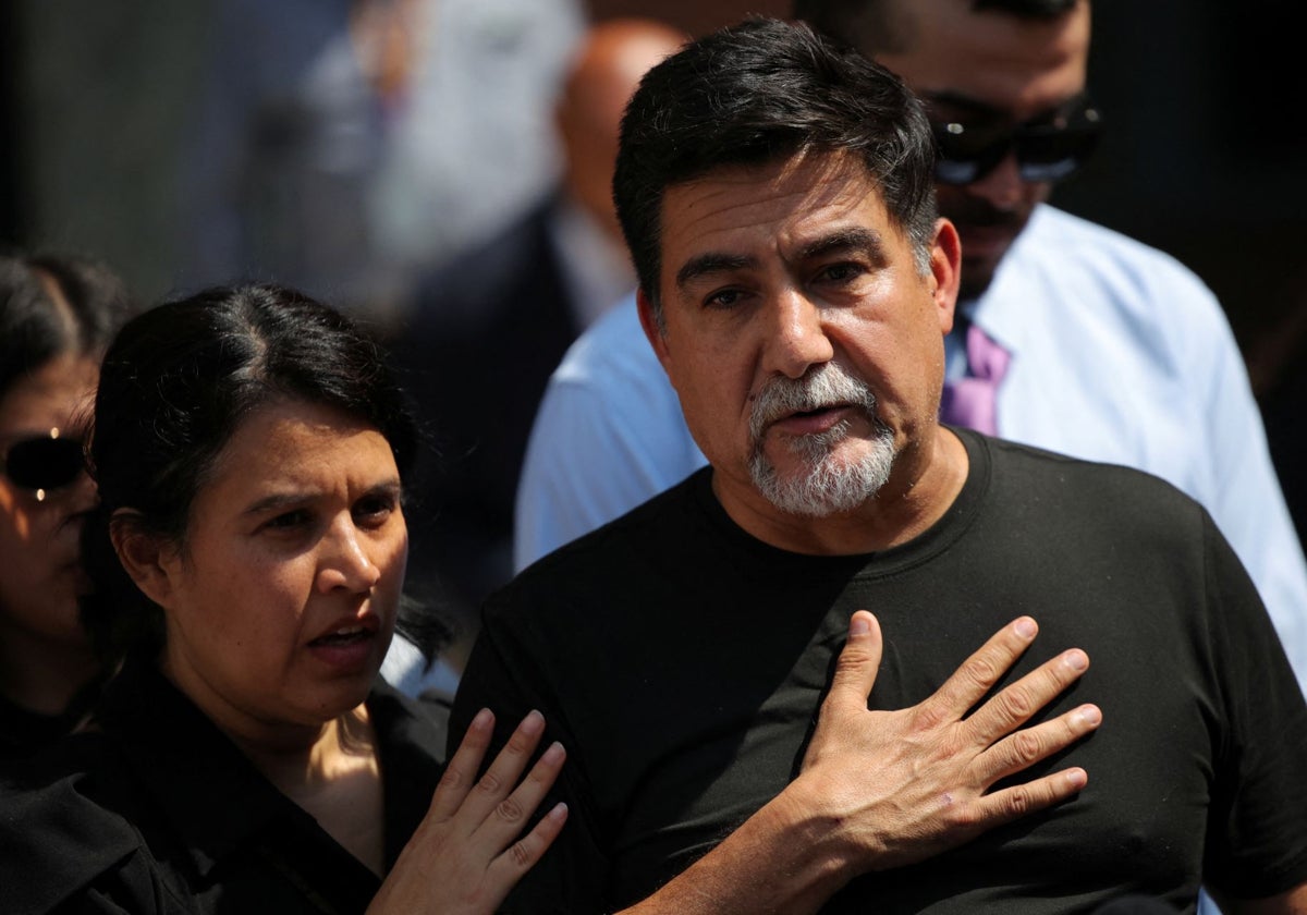 El presidente de los sindicatos SEIU California y SEIU-USWW, David Huerta, habla con los medios tras ser liberado en Los Ángeles